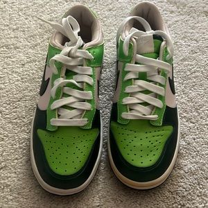 Brand New Nike Dunks Women - green/baby pink - size 6